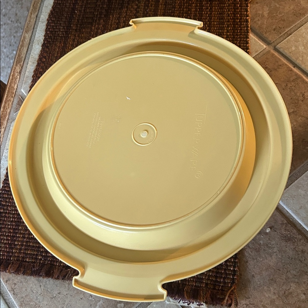 Tupperware Round cake or pie carrier - Picture 3 of 4